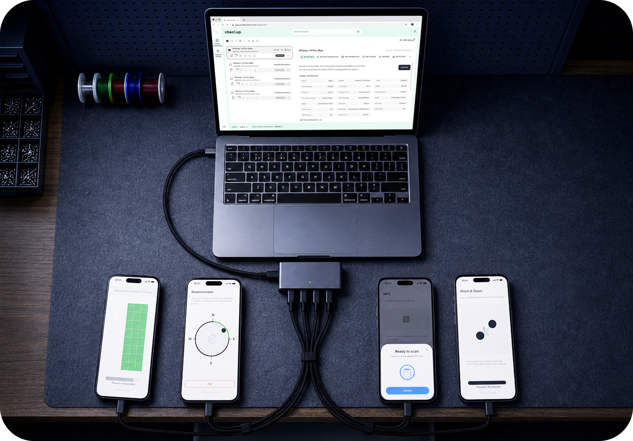 Due dispositivi mobili collegati che eseguono la diagnostica Checkup accanto al workspace Checkup